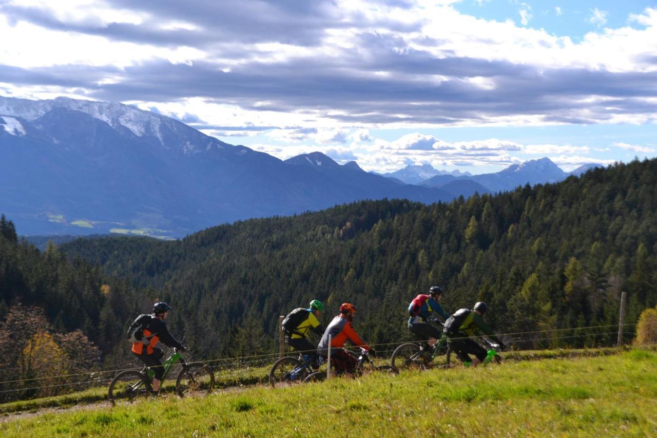 Bikeski Family Hotel, B&B, Apartaments, Rooms Mezica 외부 사진